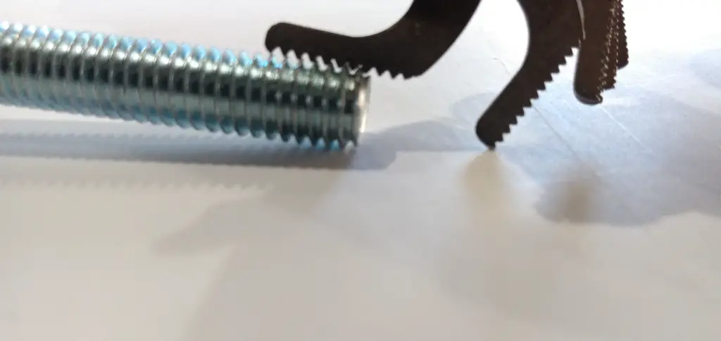 Original photo of thread feeler gauge NOT fitting into the thread of a screw